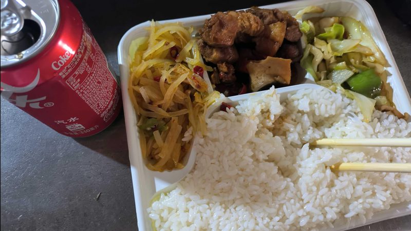 在长途搬家过程中，首先要对易碎品进行分类与识别。易碎品大致可以分为以下几类：
